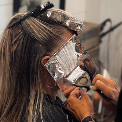 Blonding specialist educating stylist to elevate their blonding techniques