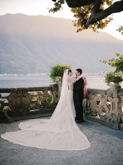 Wedding couple embracing at the Star Wars spot in villa del Balbianello by Lake Como wedding photographer Andreas K. Georgiou