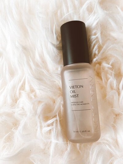 Riman Vieton Oil Mist on plush cream surface