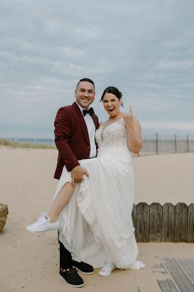 groom holding up brides leg