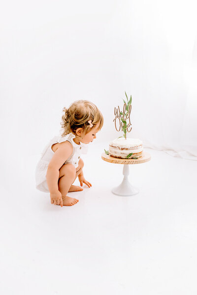 Feiere den ersten Geburtstag deines Kindes auf einzigartige und unvergessliche Weise mit meinem Cake Smash Fotoshooting.