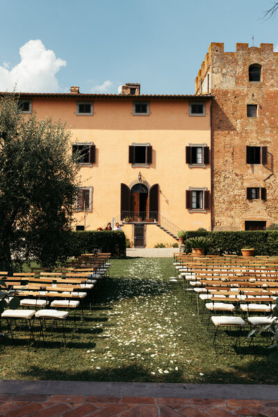 An old cascina in Tuscany, a picturesque setting brimming with history and rustic allure, creating a timeless atmosphere before the ceremony unfolds