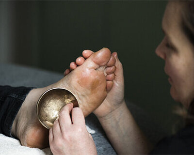 Massage des pieds au bol kansu à Paris