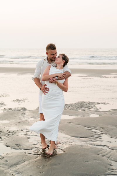 Een stel geniet van een ontspannen loveshoot in de stad, op de fiets, vastgelegd door Monica Stout Fotografie in Sliedrecht en omgeving.