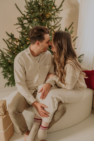 Man en vrouw kijken elkaar liefdevol aan tijdens kerstshoot in Antwerpen