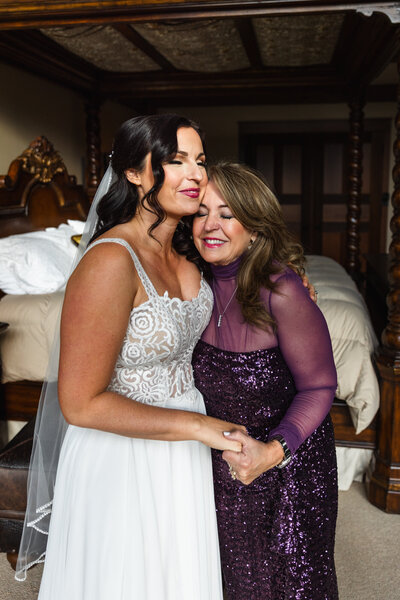 bride and mom hugging taken by Minnesota wedding photographer Marcus Hanenburg Photography