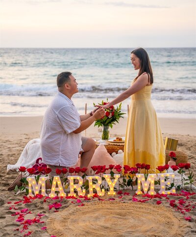 man_proposing_with_marry_me_sign_at_mauna_kea_beach_hotel_by_big_island_hawaii_engagement_photographer copy