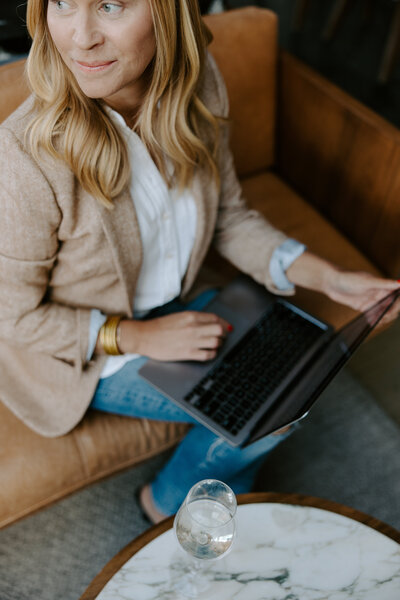 Jenni Maroney is a Courses Creation Coach for Female Entrepreneurs