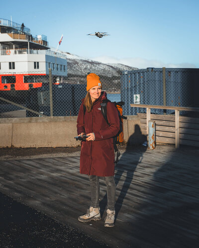 Myrinne die een drone bestuurd