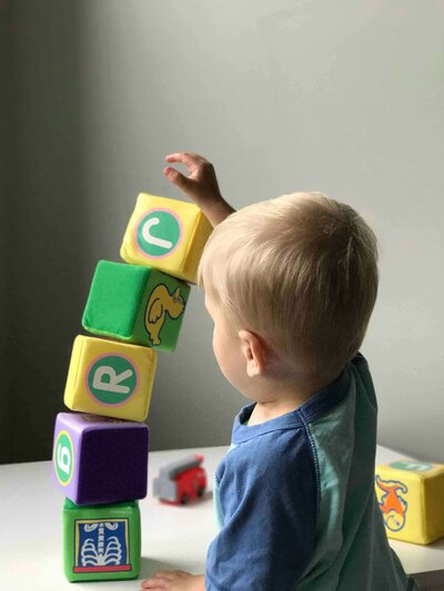 child_playing_in_speech_therapy