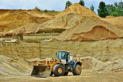 Bagger in einem Steinbruch.