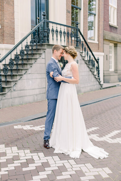 Wedding portrait of the bride and groom in Amsterdam for a styled city elopement shoot organized by Lovely & Planned