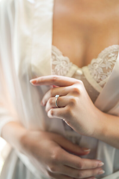 séance photo durant les préparatifs de la mariée en lingerie raffinée 