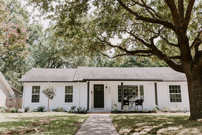 3-bedroom, 2-bathroom vacation rental house is centrally located in the charming Castle Heights neighborhood walking distance from Chip and Joanna Gaines’ Cottonland Castle.   Magnolia Silos, Magnolia Table, Baylor University, McLane Stadium, and the Extraco Center are just a few miles away.