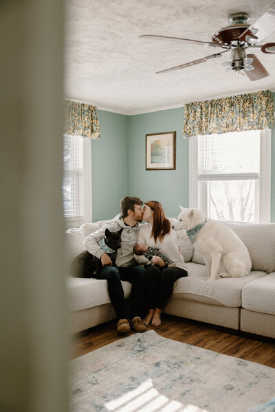 mom and dad with newborn