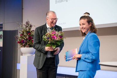 Eventmoderatorin Hanna Zöller moderiert live auf der Bühne