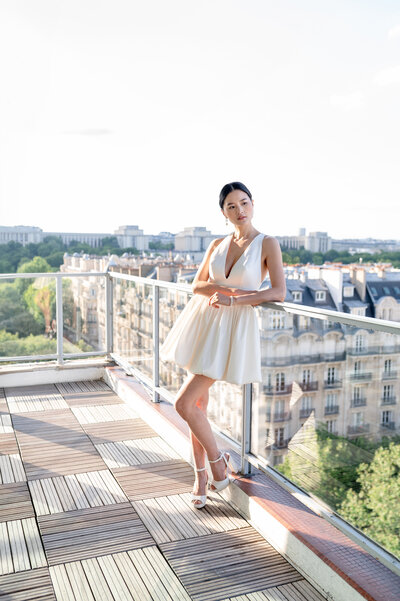 Mariée en robe civile au Pullman Paris avec vue sur la Tour Eiffel et les toits de Paris