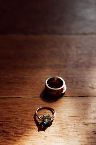 Closeup foto van ringen tijdens bruiloft door trouwfotograaf Linda Photography