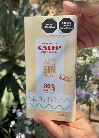 Spirulina Viva Super Cocoa is an 80g bar of premium Mexican dark chocolate from Tabasco, blended with Spiru-Crunchies—dehydrated spirulina pieces—for a healthy, low-sugar superfood treat combining the power of cacao and spirulina.