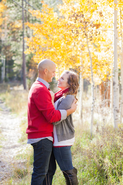 Outdoor engagement photos during fall in Oregon by Susie Moreno Photography