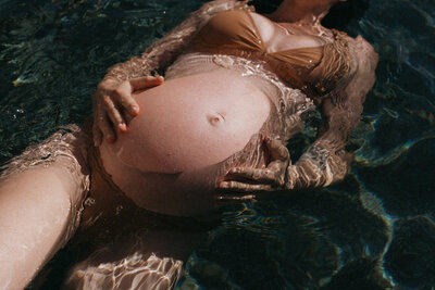 underwater maternity photos captured by NYC maternity photographer Elsie Goodman