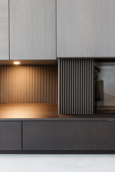 Luxe wandkast met ingebouwde verlichting, ontworpen voor zowel functionaliteit als een elegante uitstraling.