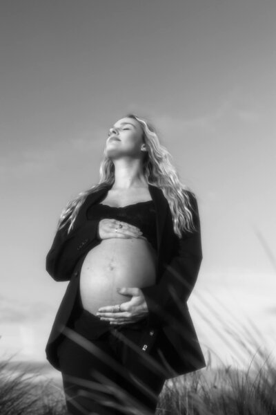 Zwangerschapsshoot in de duinen van Katwijk