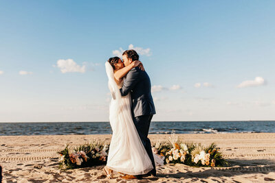 beach-weddings-in-delaware-brider-and-groom-kiss