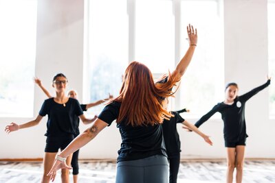 Enseignantes donnant un cours de danse hip-hop