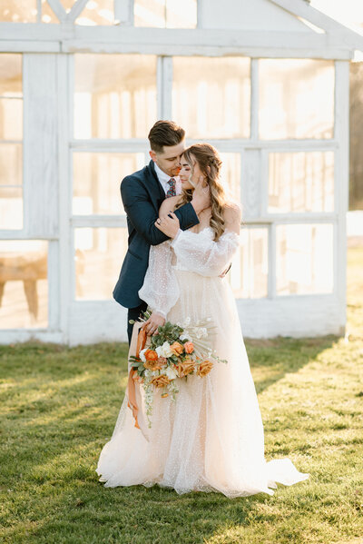 Bride and groom in front of a pink Figaro