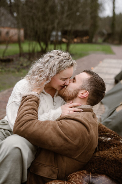 Man en vrouw die een intieme kus delen
