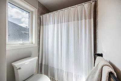 24 Worthington main bath (2)