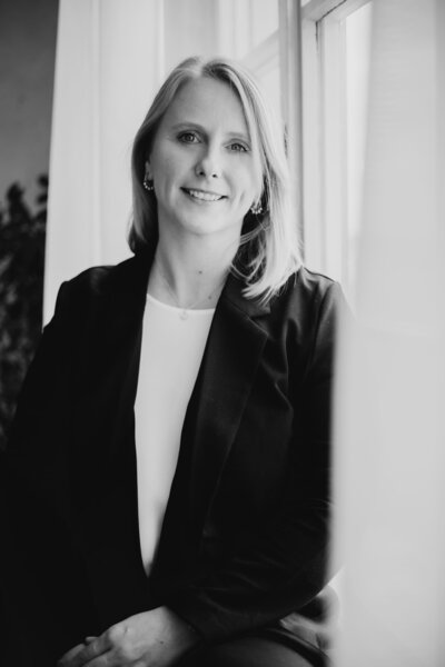 Schwarz weiss Business Shooting von einer Frau in einem Fotostudio