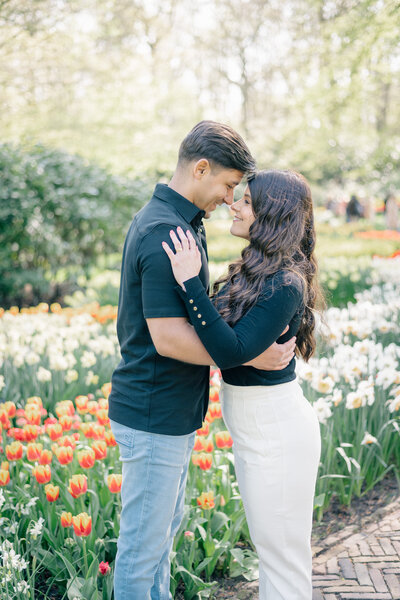 Monique and Carlos touch noses in the Keukenhof for their anniversary photoshoot