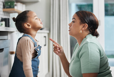 Moment tendu entre une maman et sa fille, mettant en évidence les difficultés à poser un cadre éducatif 