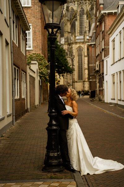 Portret van vrouw in bruidsjurk