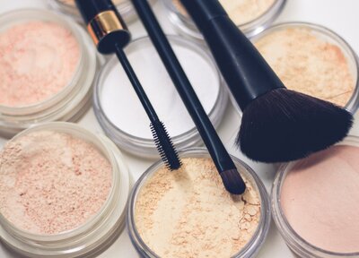 Makeup brushes and powder used by professional salons on Oahu.