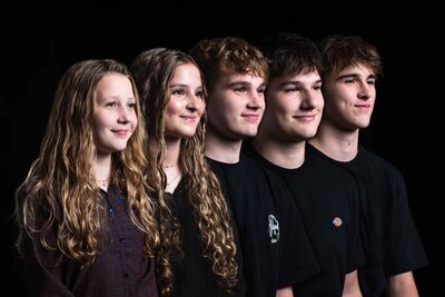 Prachtig generatieportret vastgelegd in een warme, tijdloze fotoshoot bij Studio 2Shoot in Eijsden.