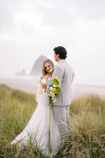 Bride and groom elopement along the Oregon coast