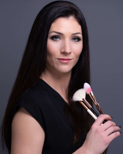 headshot of an Ottawa makeup artist holding her makeup brushes taken by Ottawa Branding Photographer JEMMAN Photography Commercial