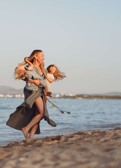 Deine Fotografin mit ihren zwei Kindern am Strand