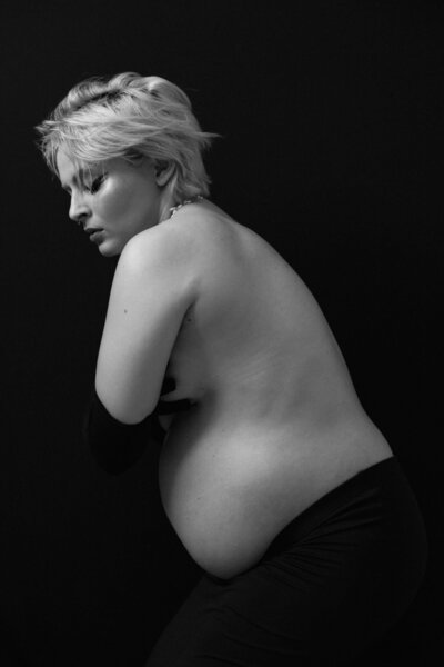 photographie artistique d'une femme enceinte lors d'une séance photo grossesse avec Studio Sensigraphie photographe grossesse la tour du pin en isère