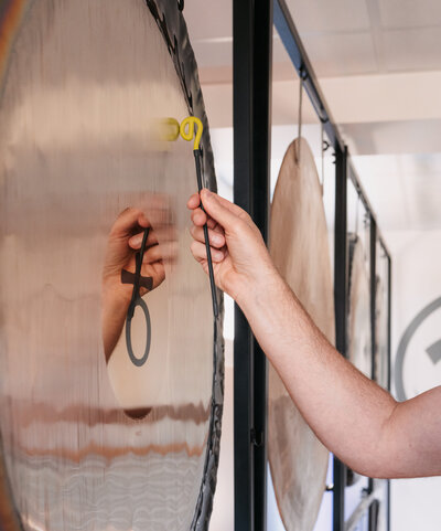 Utilisation d'un flumy sur un gong