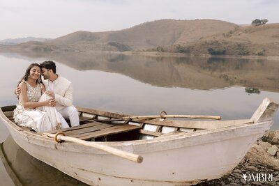 COUPLE SHOOT IN A BOAT BY OMBRE 