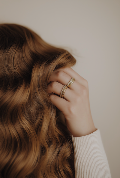 lejla_43142_Close-up_of_a_womans_hand_with_gold_and_silver_ring_4fa18d26-bf59-4baf-9b93-2e6074dbd61c
