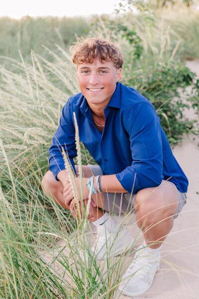 senior-boy-photography-grasses-beach-sunset