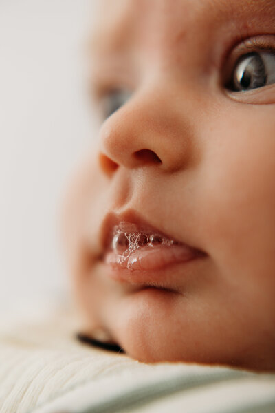 De kleine details van je baby. Belletjes blazen met de lipjes