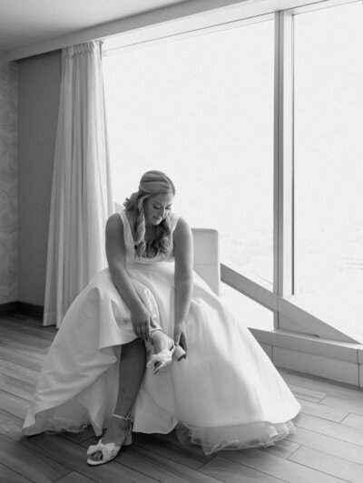 bride-getting-ready-hilton-cleveland-downtown