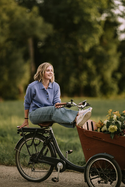 Bloemist Louise aan het genieten met de voetjes in de lucht