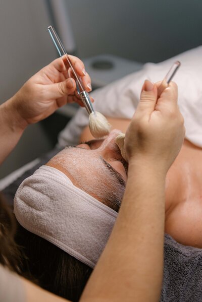 Bride poses for a stunning bridal at the Tennessee River Place in Chattanooga, Tennessee.